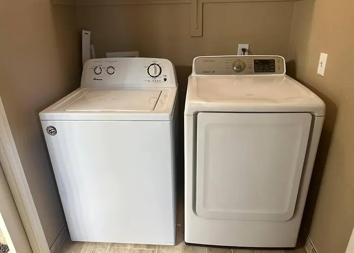 2br 15 Mins To Downtown With Pool &