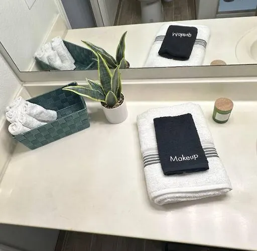 2br 15 Mins To Downtown With Pool &