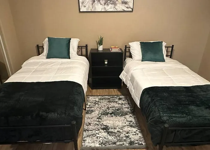 2br 15 Mins To Downtown With Pool & *