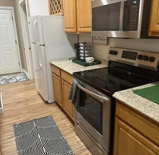 Apartment 2br 15 Mins To Downtown With Pool &
